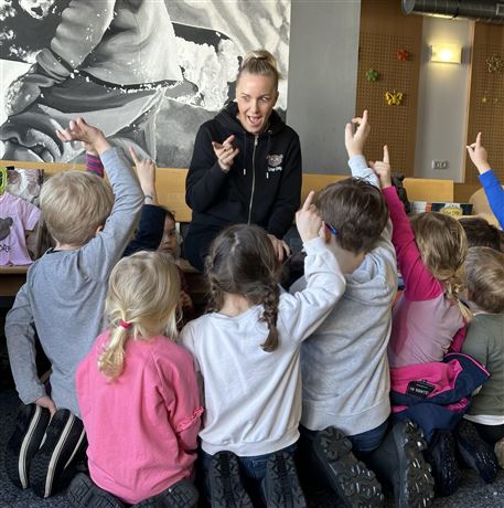 Eine Puppenbühne mit bunten Marionetten und einer dekorativen Kulisse. Kinder schauen fasziniert zu.