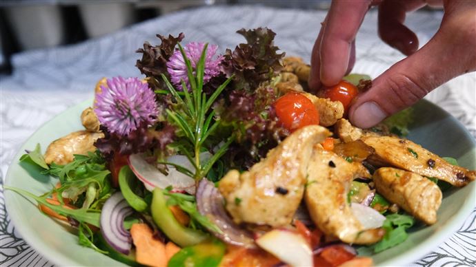 Salat mit Hähnchenbruststreifen