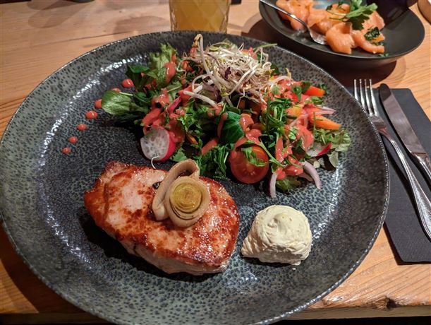 Schweinesteak mit Salat