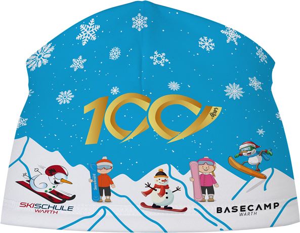 Eine bunte Mütze mit winterlichen Motiven und einer blauen Hintergrundfarbe. Sie zeigt Schneemänner und Ski-Fahrer sowie das Logo zum 100-jährigen Jubiläum.