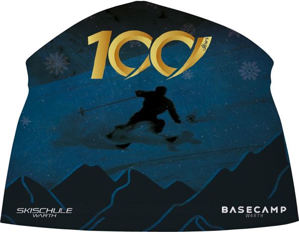 Eine Mütze mit einem stilisierten Skifahrer auf blauem Hintergrund. Die Aufschrift „100 Jahre“ und Logos der Skischule Warth und Basecamp Warth sind zu sehen.