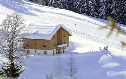 Alpen-Appartment Doris/Dorfabfahrt im Hintergrund