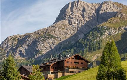 AlpenParks Arlberg Außenansicht Sommer
