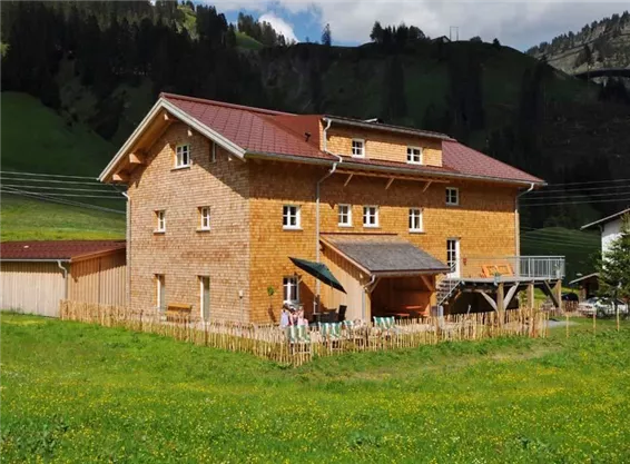 Großzügige Gartenanlage mit Grillmöglichkeit