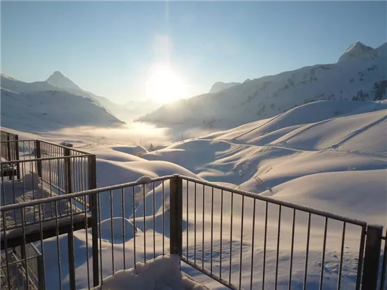 Morgensonne auf dem Balkon der Apartments