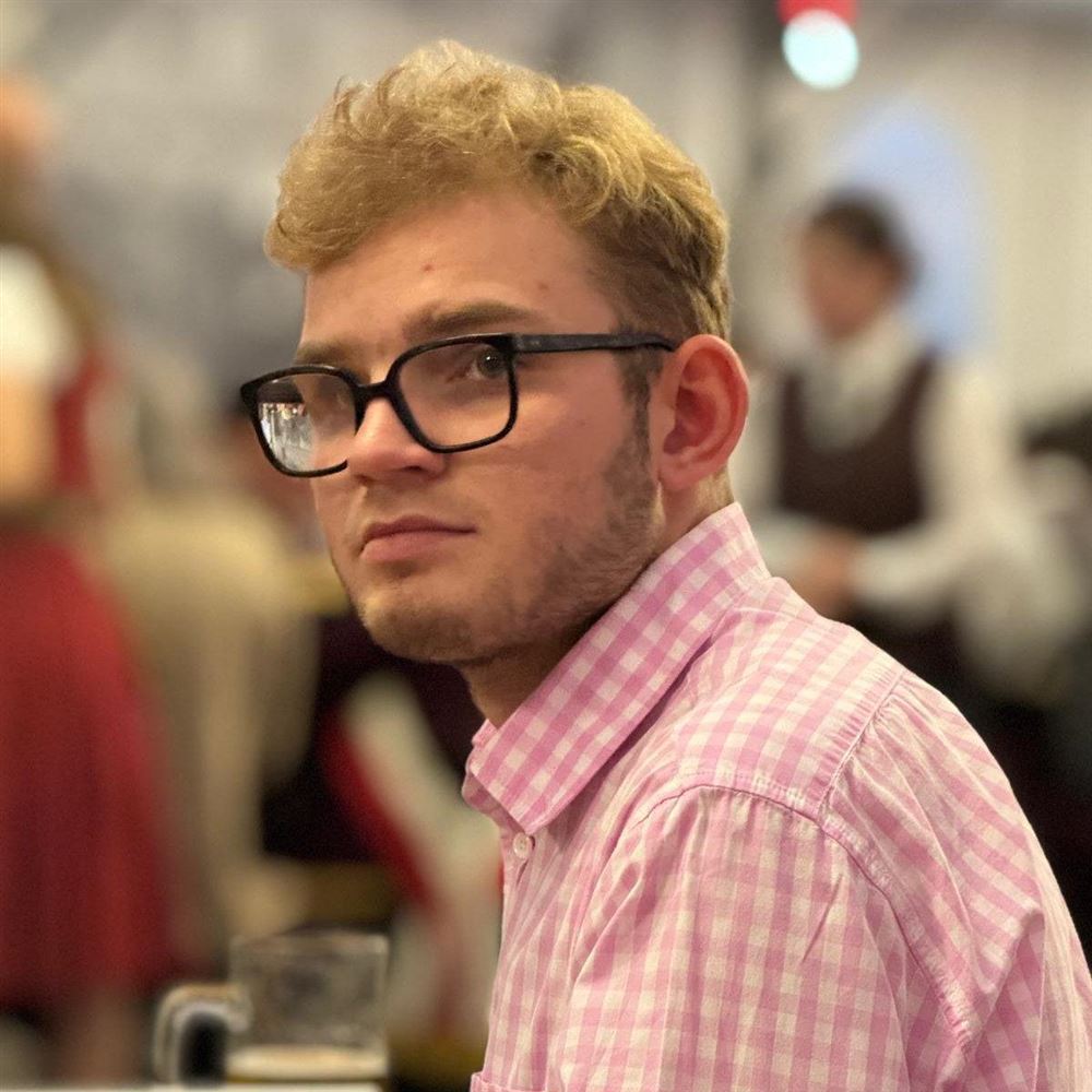 Portraitfoto von Maximilian Schaschl.