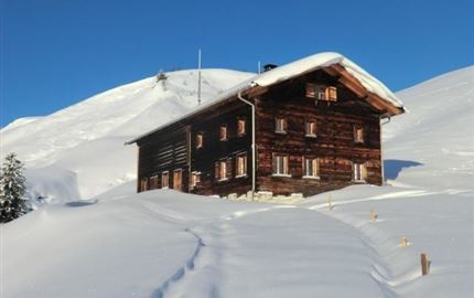 Untere Widdersteinhütte mit Neuschnee