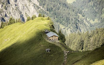 Ausblick auf den Nordalpenweg vorbei an der Schadona-Alpe