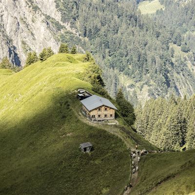 Ausblick auf den Nordalpenweg vorbei an der Schadona-Alpe