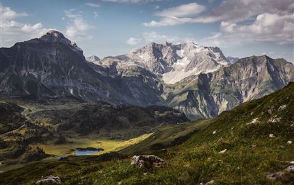 Ausblick von der Widdersteinhütte auf den Kalbelesee und die umliegenden Berge Juppenspitze, Mohnenfluh, Braunarl und Hochberg