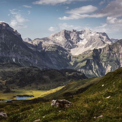 Ausblick von der Widdersteinhütte auf den Kalbelesee und die umliegenden Berge Juppenspitze, Mohnenfluh, Braunarl und Hochberg