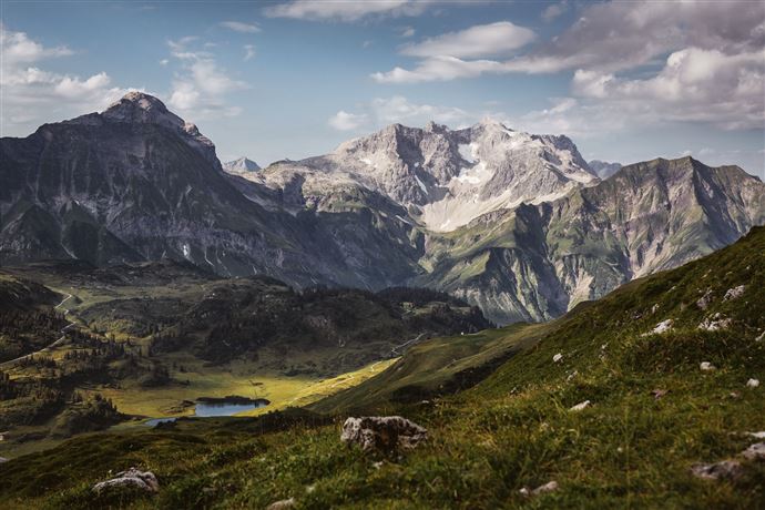 Ausblick von der Widdersteinhütte auf den Kalbelesee und die umliegenden Berge Juppenspitze, Mohnenfluh, Braunarl und Hochberg