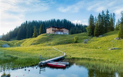 Der Körbersee mit dem Hotel