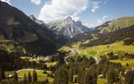 Hochkünzelspitze, Rechts davon das Rothorn und im Schatten der langgezogene Hochberg