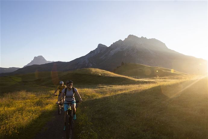 Mit dem Bike durchs Auenfeld in Richtung Lech