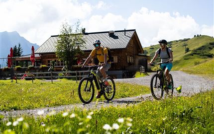 Mit dem Bike vorbei an der Auenfelder Hütte