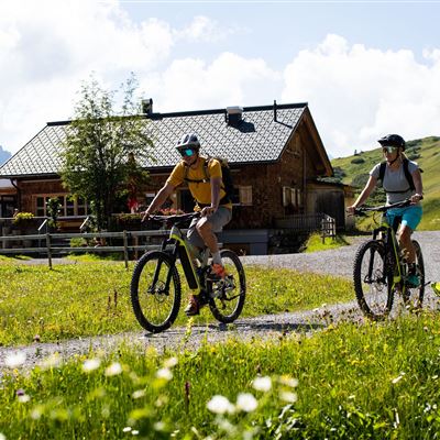 Mit dem Bike vorbei an der Auenfelder Hütte