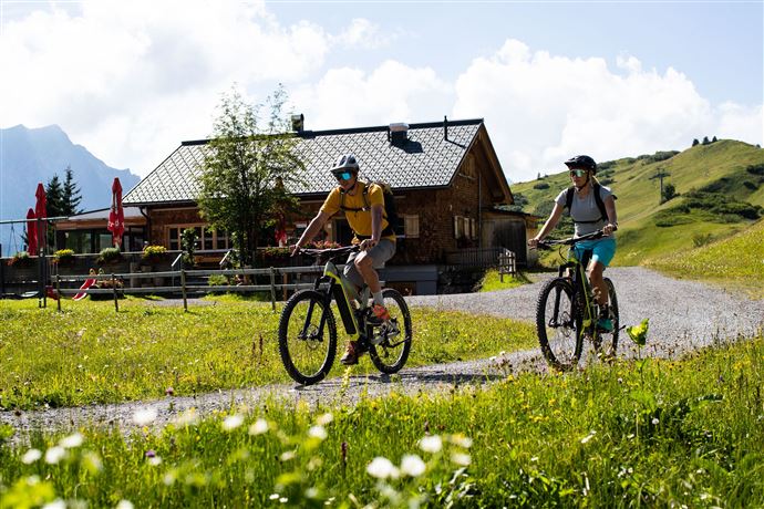 Mit dem Bike vorbei an der Auenfelder Hütte