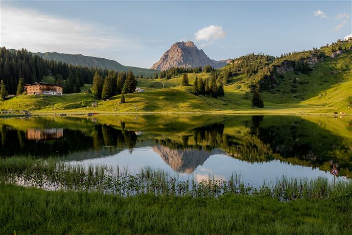 Naturjuwel Körbersee mit Berghotel Körbersee