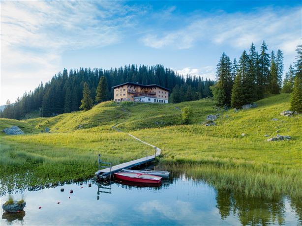 Naturjuwel Körbersee mit Berghotel Körbersee