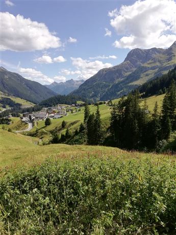 Über den Dorfweg Warth in Richtung Wolfegg